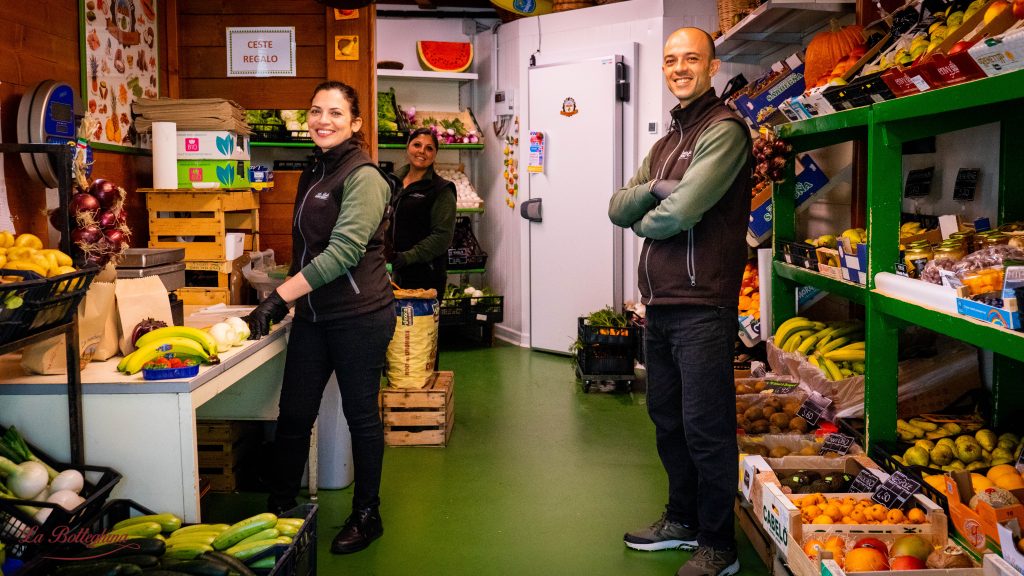 Matteo Cau con una cliente all’interno della bottega