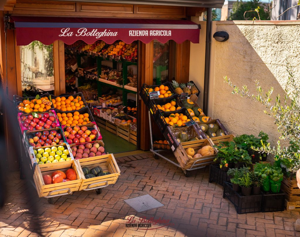 La Botteghina vista dall’esterno con i banchi di frutta