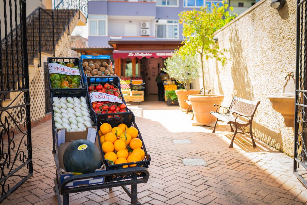 L’ingresso della Botteghina con i banchi di frutta e verdura