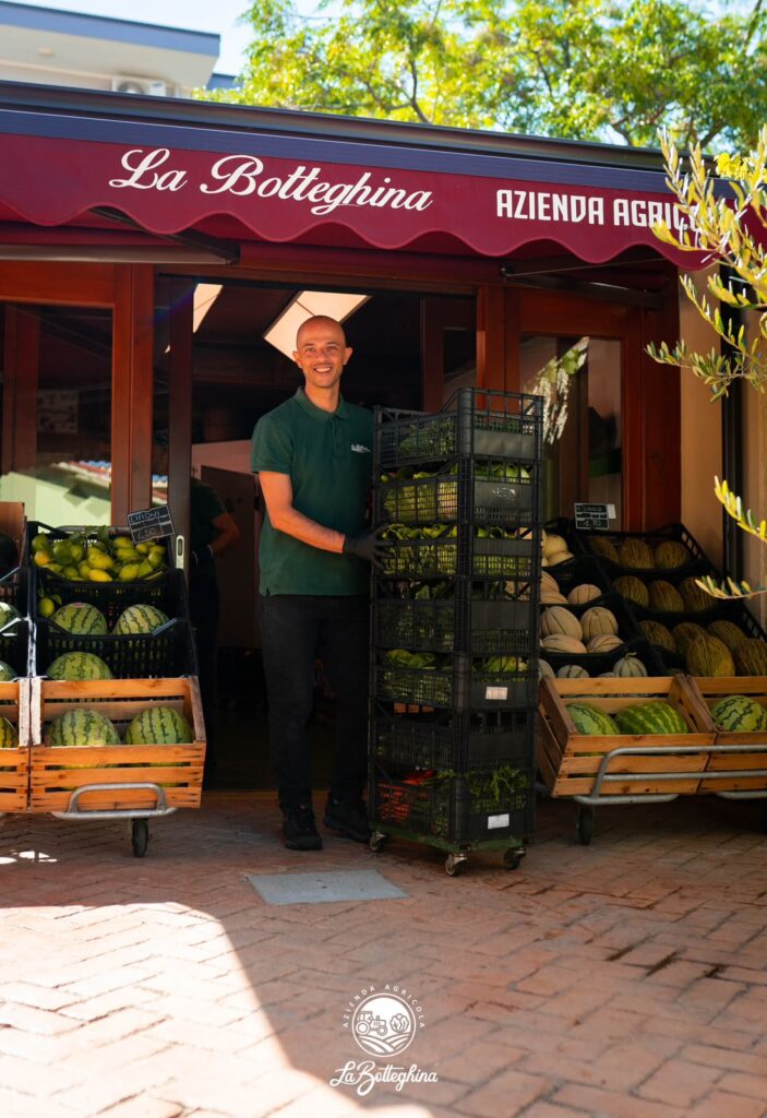 Matteo all’ingresso della bottega